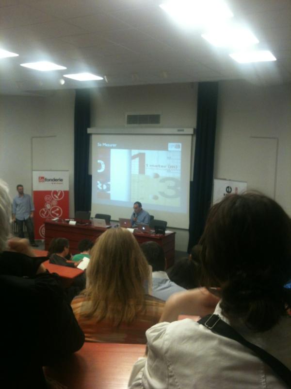 Mapize's tweet image. FX Cardi talking about the Quantified Self concept #expoviz