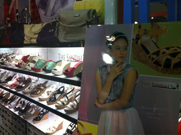 Dederendra's tweet photo. “@The_Sandals: Mampirr yaa ke stand the sandals klo lg ke PRJ di hall B1 no 2 http://t.co/wOjob3Ao”