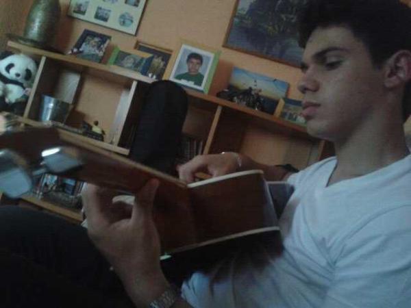 Hugoyeahdude's tweet photo. Pues aqui, escuchando a hugo tocar #leamomucho. http://t.co/XzMLCt7K