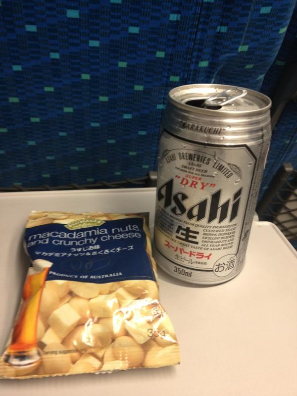 大阪に帰る新幹線でナッツをつまみにスーパードライ。
THE・おっさんやな。
今朝は5時に目が覚めるし。
もはやおじいちゃん。

進化する22歳。むしろ退化。笑

…。

待ってろ！大阪！今帰るぜぇ！