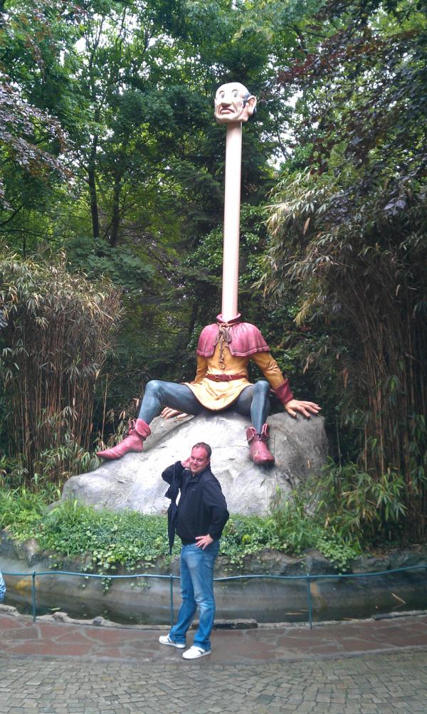 ralfvandenberg's tweet photo. Ff poseren #efteling @joost_v_ingen @sidneyvanwell @tom_kuypers http://t.co/x0XL0r5r