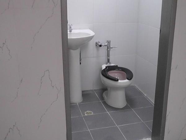 covinea's tweet photo. Baños nuevos se construyeron en el Hospital Dr. Luis Felipe Guevara Rojas del Tigre #Tarek @Gobanzoategui http://t.co/KWHyS7xY