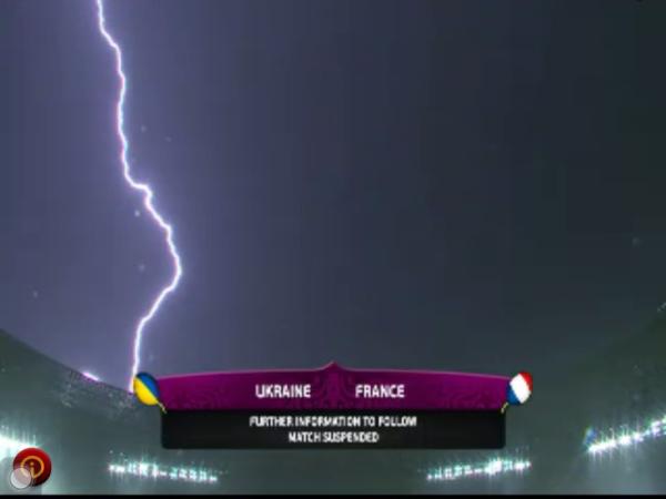 Amantesdelfut_'s tweet photo. Se suspende el partido entre Ucrania y Francia. Impresionante imagen de un rayo cayendo sobre el estadio en Donetsk: http://t.co/ACi3UIlZ