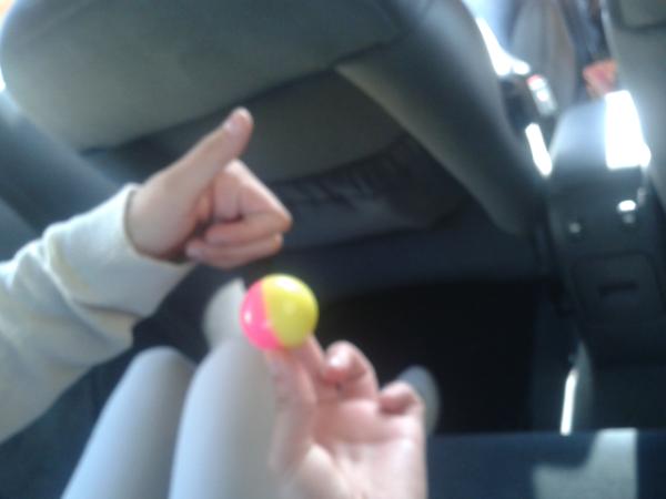 virgifara's tweet photo. @AitaFara me compras una pelota? Si pero si luego jugamos con ella :) #alfinalsacolapelota http://t.co/vK9lQwb6