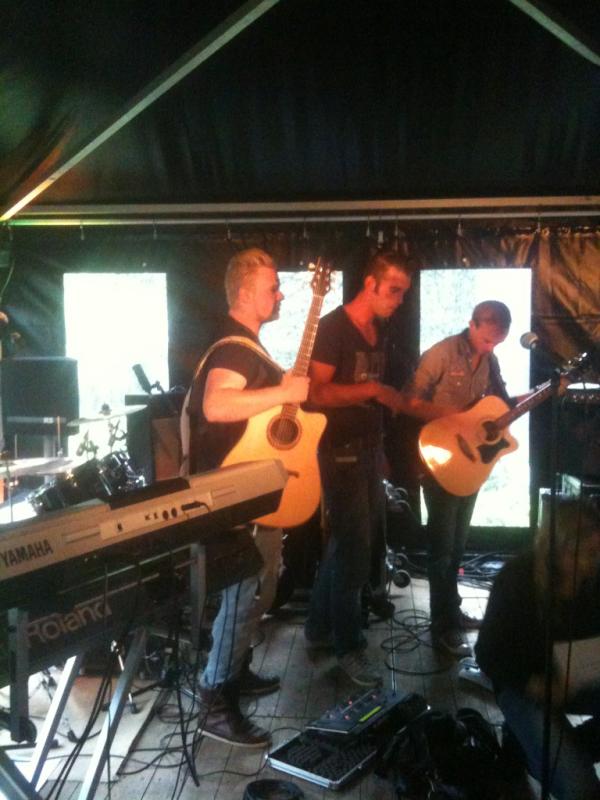 Basement_Live's tweet photo. Laatste checks, happie eten en we gaan knallen! http://t.co/nsRXz4RM