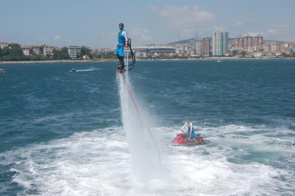 flyboard bu yazın vazgeçilmez sporlarından biri ..