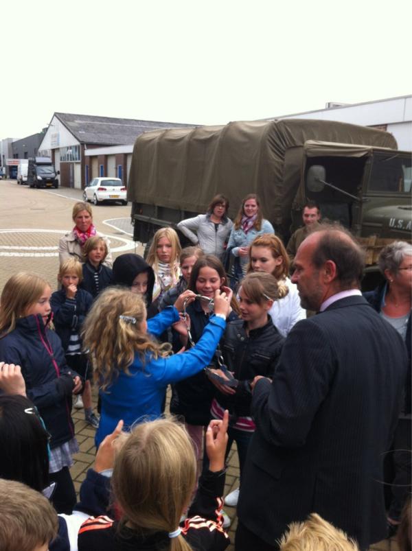 Uiteraard begint Burgemeester <a href="/BertBlase/">Bert Blase</a> met handen schudden en de ambtsketting gaat rond!