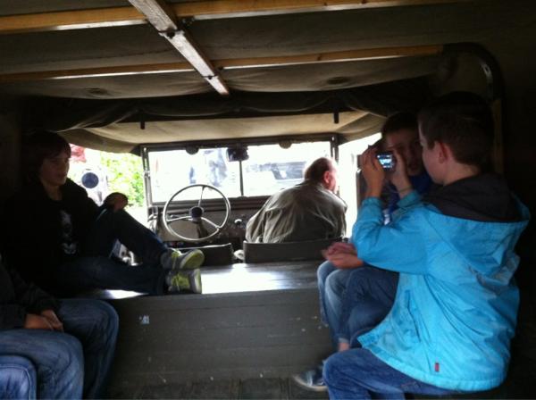 En we gaan vertrekken!! Op pad met oude legertrucks en de burgemeester als bijrijder!