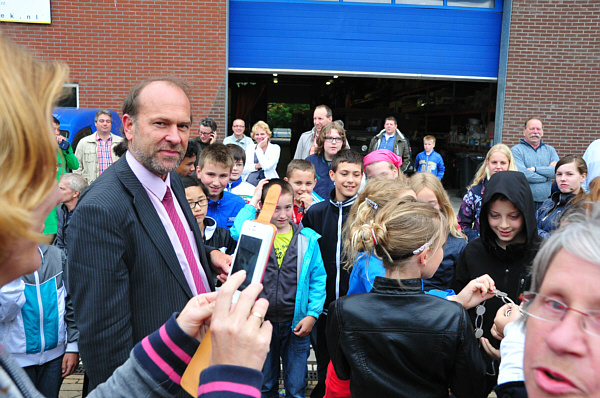 Legervoertuigen met burgemeester en kinderen onderweg voor een rondrit