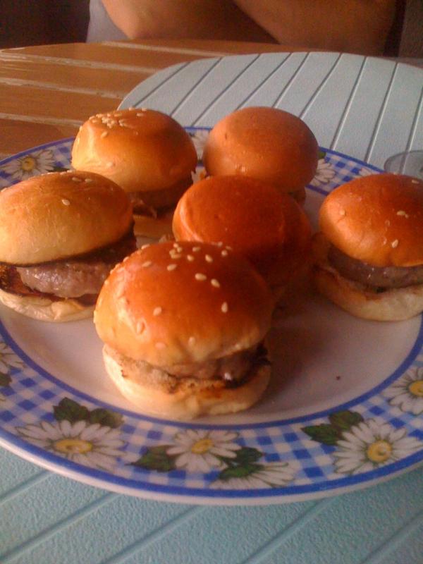 Gracias “<a href="/vfernandezj/">Vicente Fernández</a>: Gin Tónic con mini hamburguesas de <a href="/embotitsolive/">Embotits Olivé</a> Tremendas!!!! ”