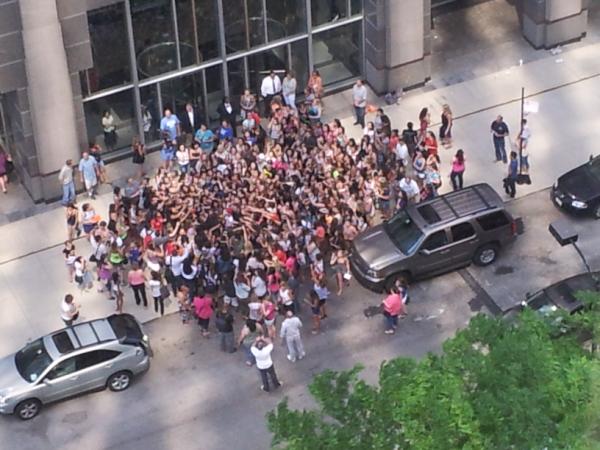 david_mnangz's tweet photo. @PaulManyara Beiber fever outside my window http://t.co/uLxOHV3V