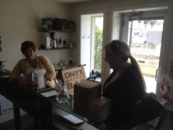 Edwinfvh's tweet photo. Just had a nice visit from someone @cartelcoffeelabs @onyxcoffeebar http://t.co/8g6MBKuV