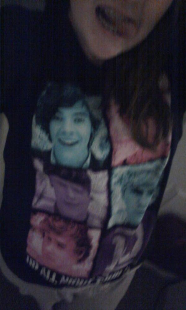 _one_directi0n's tweet image. I can't tell you what I'm doing lol #bored #onedirectionshirt
