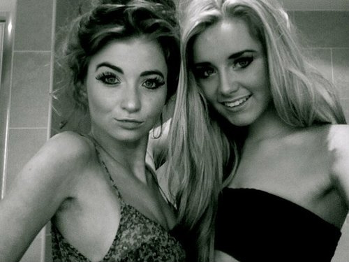 anna_desssi's tweet photo. Much looooove @LindziBabi #BFF http://t.co/uBqMUUkU