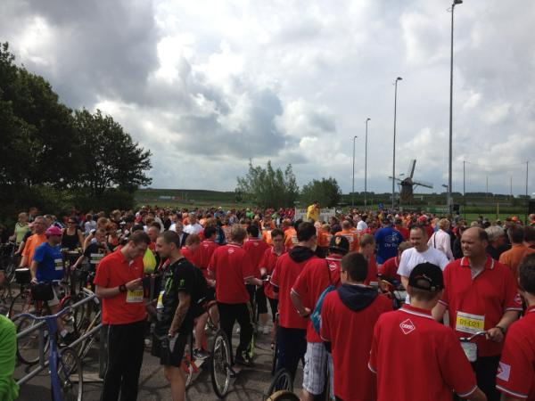 Wachten op het vertrek van de eerste groep.