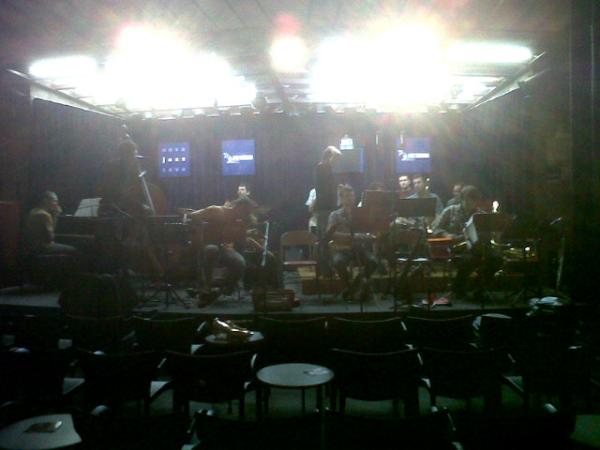 JonR_BigBand's tweet photo. Ensayando en @NovaJazzCava Terrassa... Te esperamos esta noche a las 22h!! http://t.co/qs2WuYqV