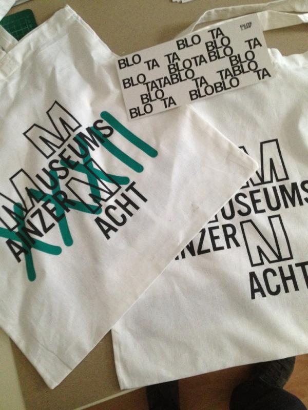 blotablota's tweet photo. Inoffizielle, #Underground #Indie #Mainz #Museumsnacht Tasche gratis für die ersten Besucher http://t.co/0F4sLaQ4