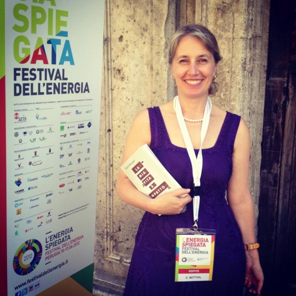 LAMONTEDOC's tweet photo. Mr ZeroImbooky incontra @claudiabettiol!Scopre @Energitismo la tecnologia diventa arte!@paolamaugeri #festivalenergia http://t.co/XApDrp1w