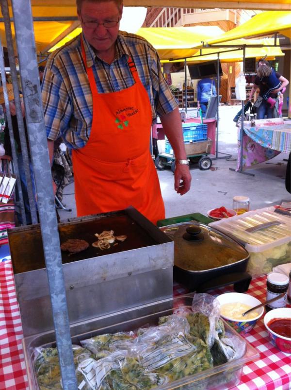 AlmeerseWeelde's tweet photo. Keukenprins Jan maakt verse hamburgers van het vlees van de runderen van de stadsboerderij. #AlmeerseWeelde http://t.co/8DIoY8rC