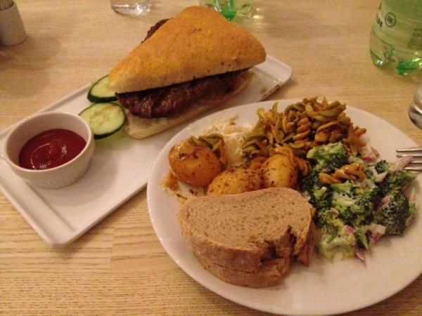 Burger og buffet ad libitum. Og det bedste af det hele er prisen på kun 59 kr. Ses igen på lørdag :-) #SpiseGalleriet