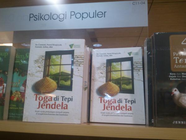JohanRio's tweet photo. Buku "Toga Di Tepi Jendela" sudah masuk ke rak Psikologi Populer di Gramedia Depok sejajar dgn buku2x Chicken Soup http://t.co/M6dPKGmt