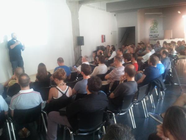 VonGomben's tweet image. @mbanzi proprio ora dal #arduinocamp12 Live su Arduino.tv #arduino