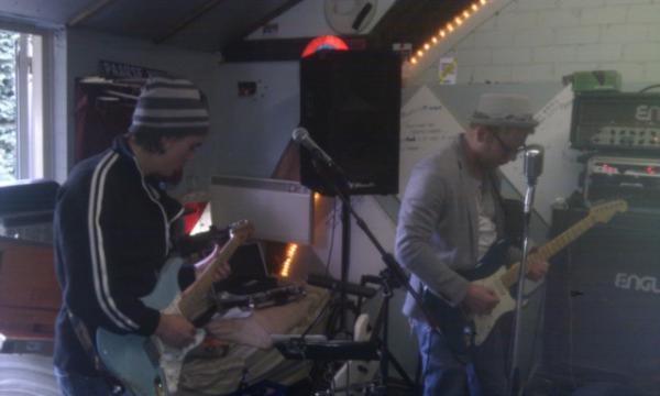 barracudarock's tweet photo. Ook Stepan en Teun nog druk aan het inspelen. http://t.co/sZ2mFrpU