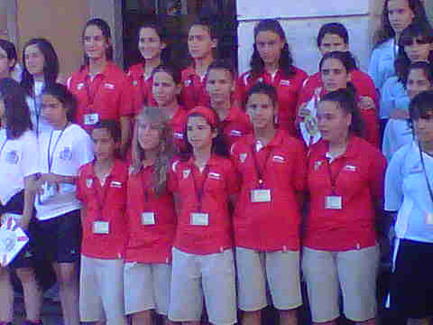 Equipo femenino sub 15 en la casa consistorial de badajoz.