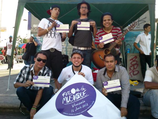 ElUniversal's tweet photo. ¡Gracias! RT @ronchavezreal: @ElUniversal Los artistas con sus certificados de participación #FDM2012 #EUtusfotos http://t.co/BnHYE3HK