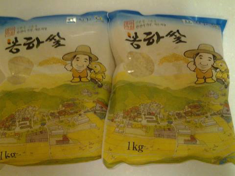 minhee_choi_'s tweet image. 고맙다, 봉하쌀!
어제 남매가 흰밥타령하는데 흰쌀이 없었다,
사러가려니 귀찮아 우물쭈물.
순간 띵동. . .택배가 왔다.

반가와라,봉하쌀.