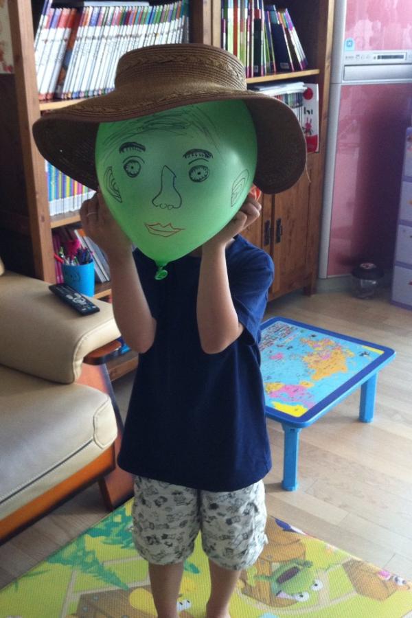 요녀석 참....ㅋㅋ
다른건 몰라도 미술에 소질이 있는 건 분명한 것 같아요~
그쵸?ㅎㅎ
힘들지만 그래도 요즘 이 녀석때문에 산다!