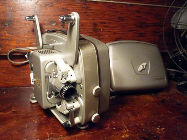 jaredlyon's tweet photo. @dugpa @ThatsOurWaldo Could Sam Stanley's "Whitman Machine" be a modified 1960s projector? Twist lock is reminiscent. http://t.co/1mFq4KTA