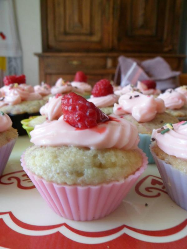 LittleMoOh's tweet image. :3 #raspberrycupcakes #yummy