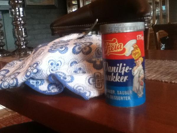 Stekte vaffler.. For den som legger merke til vaniljesukkeret; nei, ikke nyinnkjøpt. Best før dato: 06. Juni 2000!!!