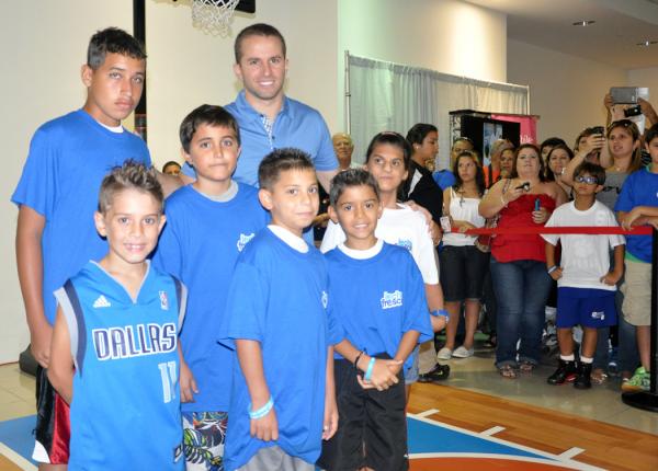 JJ con el equipo All Star del JJ Barea Foundation ganadores del Canastazo Leche Fresca en Exhibicion en Plaza