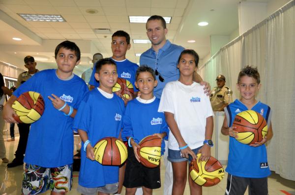 los miembros del JJ Barea Foundation All Star Team reciben de su coach una bola autografiada por el.