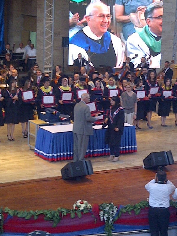 Bugünkü diploma töreninde Ayşe diplomasını alırken ben izliyorum.