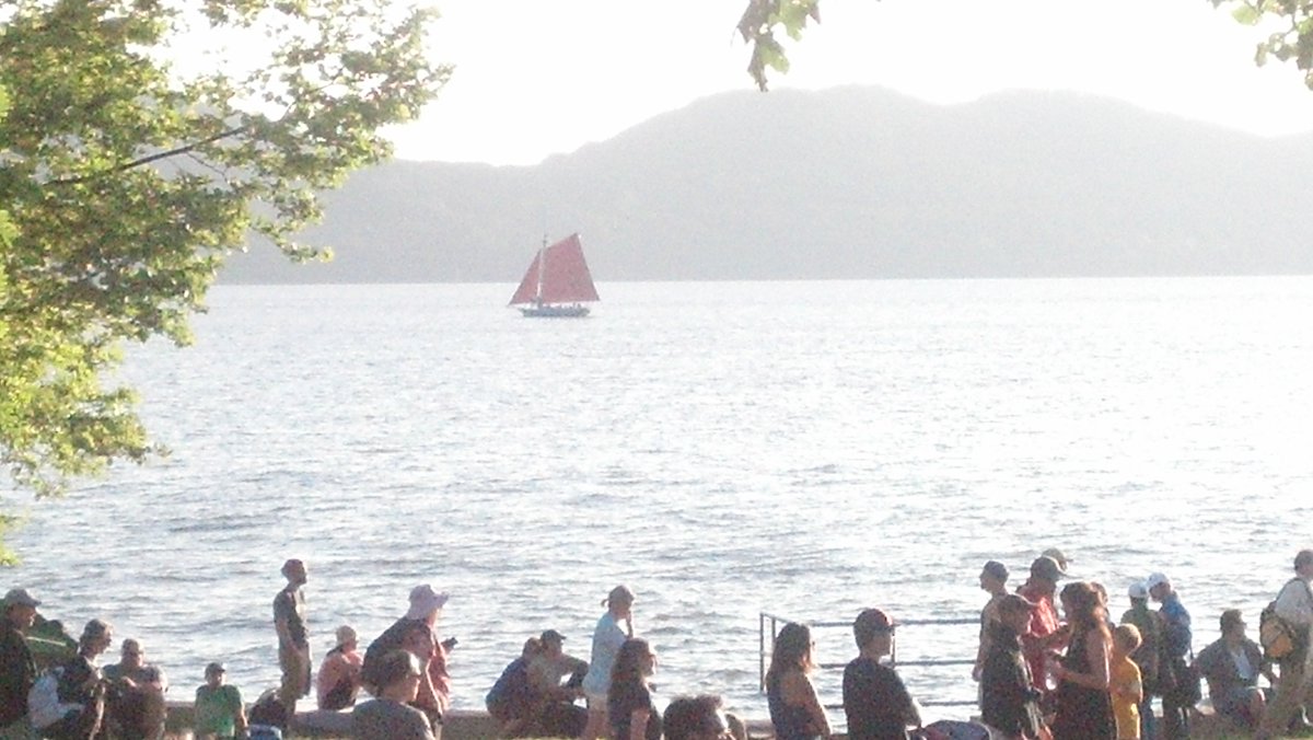 fourwinds's tweet photo. Listening to Deer Tick at the Great Hudson River Revival while the sloop Woody Guthrie sails by. Doesn't get better. http://t.co/JZDQHHzb