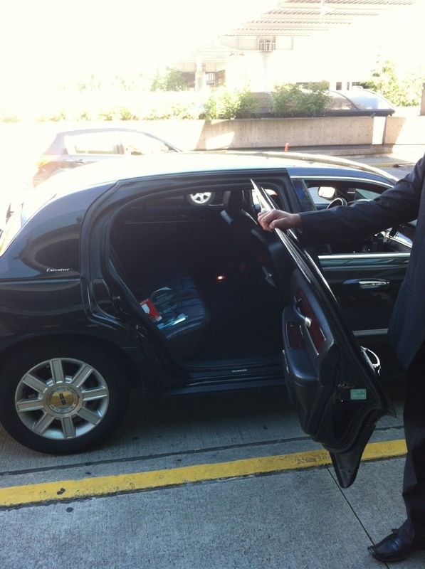RobbobBobrob's tweet photo. @DamonD @BiminiDoorMan @Lamplighter_Pub @ChrisBadyk Trophy doesn't take cabs. #eatitbadyk http://t.co/PfWf2Gmd