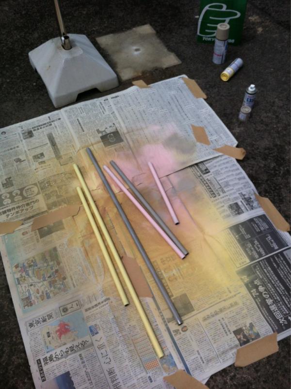 ベランダでステンレスパイプにスプレー吹き作業再開。