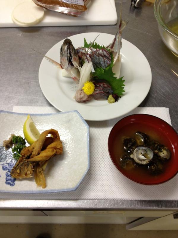 rie516_pink's tweet photo. 伝道師レベルアップ講座！本日はハタハタの唐揚げ、アジの姿作り、オオコシダカガンガラの味噌汁を作りました。 http://t.co/hIuQ0Omf
