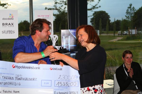 eCommerceOPEN's tweet photo. 2.300 Euros to Charity Kinderhaus AtemReich - thanks to fantastic #eCommerceOPEN attendants and golf pros #intelliAd http://t.co/TiJ6UKU2