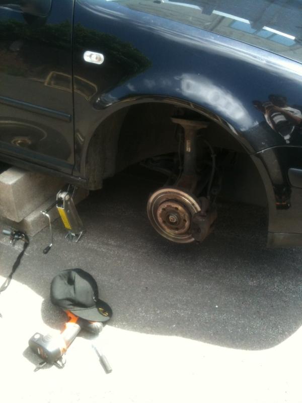 DanWaterman_'s tweet image. Trying to change breaks on a car #gettingnowhere
