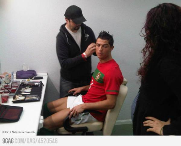 Humorx2's tweet image. Ronaldo tijdens de rust van de wedstrijd Portugal - Nederland  #ultraaaagay