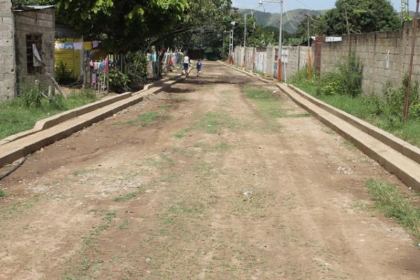 marinomarchatv's tweet photo. Con recursos del Cons. Fed. Gobierno y el apoyo de Tibisay Guevara, Comunidad El Bosque construye 1200mts de brocales http://t.co/oVtvUlCV