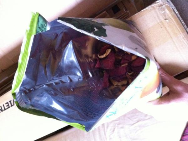 mozthefox's tweet image. Are you kidding me @Tyrrells? A brand new 150g bag of veg crisps an this is all that in there? #wasteful #expectedmore