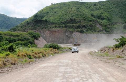 DirInfra_Marino's tweet photo. Esta trocha brinda una alternativa vial mientras se ejecutan los trabajos del drenaje de la Calle Rivas en Turmero http://t.co/MBRhjFqJ