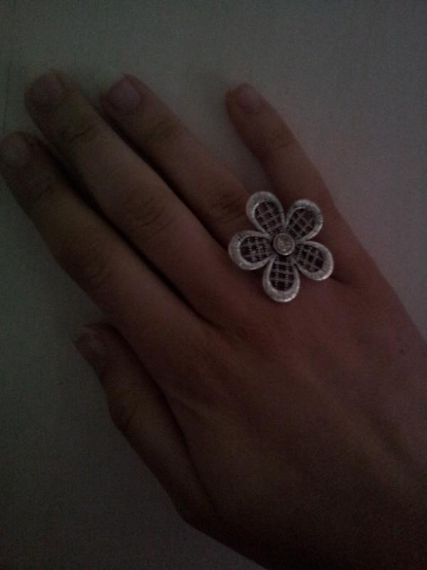 Juuuuliaaaaa's tweet photo. Jeej gevonden:) helaas nog te groot, verkopen jullie ook maat xs voor ringen? @giravelli @KuiseMeisjes @MarlyvdVelden http://t.co/n7dwOBEw