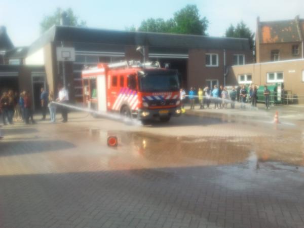 Groep 8 mag blussen na de rondleiding door de brandweerkazerne!