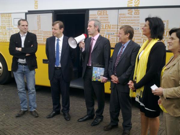 de_NVA's tweet photo. Aangekomen in St-Niklaas, Lieven Dehandschutter geeft uitleg bij speerpunten programma. #rvvnva #nva #sintniklaas2012 http://t.co/ZXqZndul